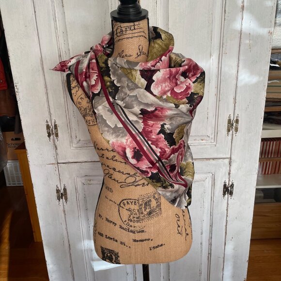 Women's 34" Square Floral Design Polyester Scarf Made In Italy - Picture 1 of 13
